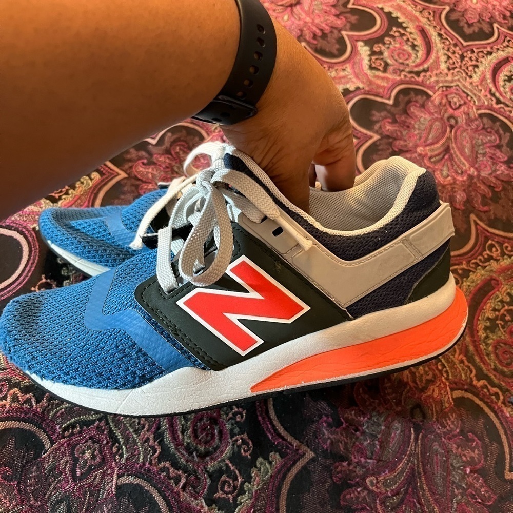 New Balance tennis shoes(unisex). Dark blue, turquoise, and black! Size 3.5.